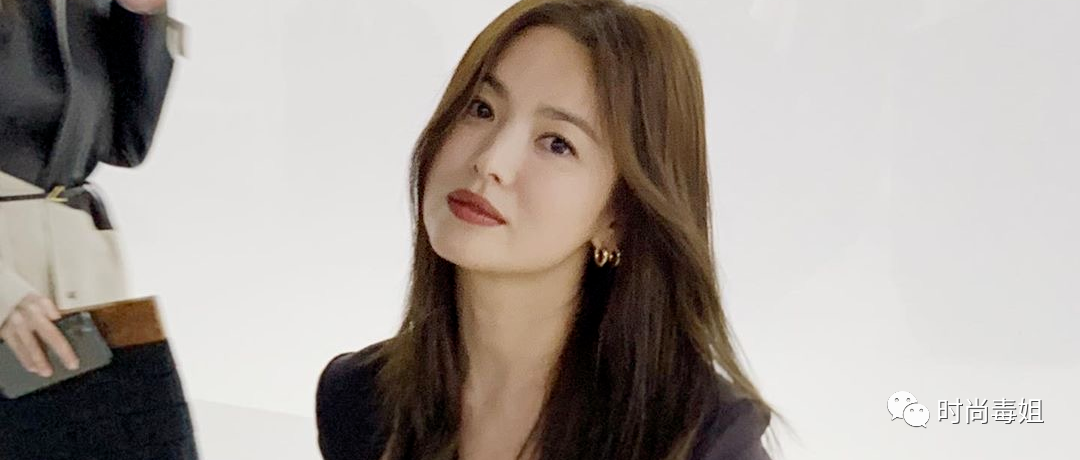 宋慧乔越来越风韵，黑色连衣裙配丝袜，性感味十足