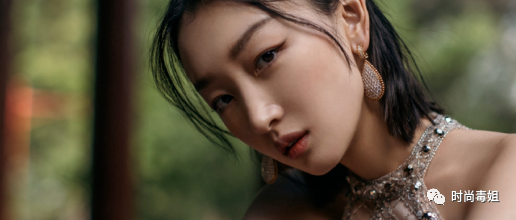 周冬雨瘦得让人心疼，穿裸色大露背礼裙，却被调侃像“小学生”