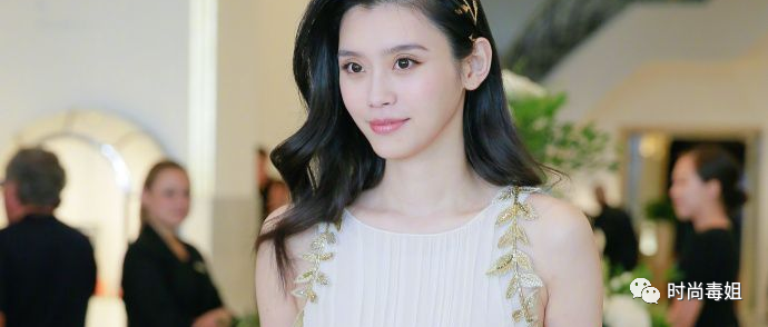 奚梦瑶穿薄纱裙现身，腋下部位全镂空，网友：一般人穿不出来