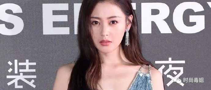 张天爱穿裙子浑身都亮了本想艳压全场，不料小肚子更抢镜