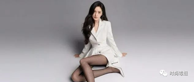 杨幂真会“撩”，穿白色西装+黑丝玩下衣失踪，酷飒性感气场十足
