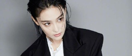 张馨予终于减掉10年长发，黑长直变港风短发，比老公何捷还要帅