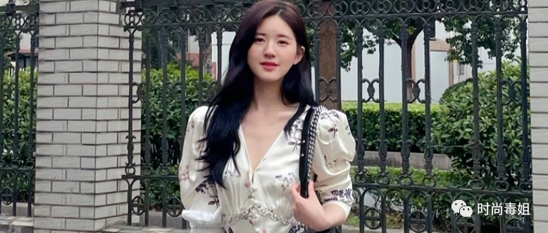 赵露思秒变“韩剧女主角”！穿印花裙搭长卷发尽显轻熟气质