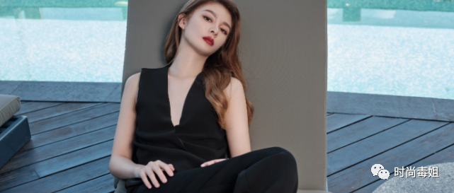 傅菁可真放得开，穿马甲西装真空上阵，这谁能驾驭