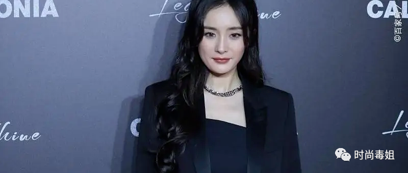 杨幂这腿谁不爱，配上黑丝袜太迷人，就是看久会头晕