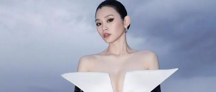 摔倒后的奚梦瑶人生开挂，“飞机”造型美出新高度，让人大开眼界