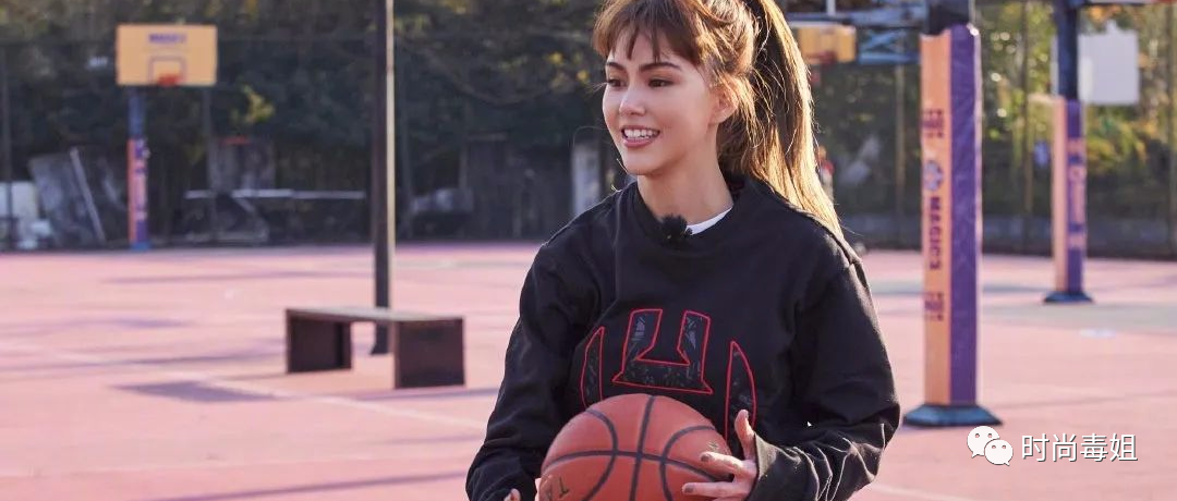 昆凌终于不秀恩爱，穿卫衣活力似少女，“最美天王嫂”人如其名