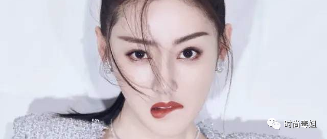 张天爱穿衣太大胆，超短裙深v领开到胃，沙漏身材太撩人