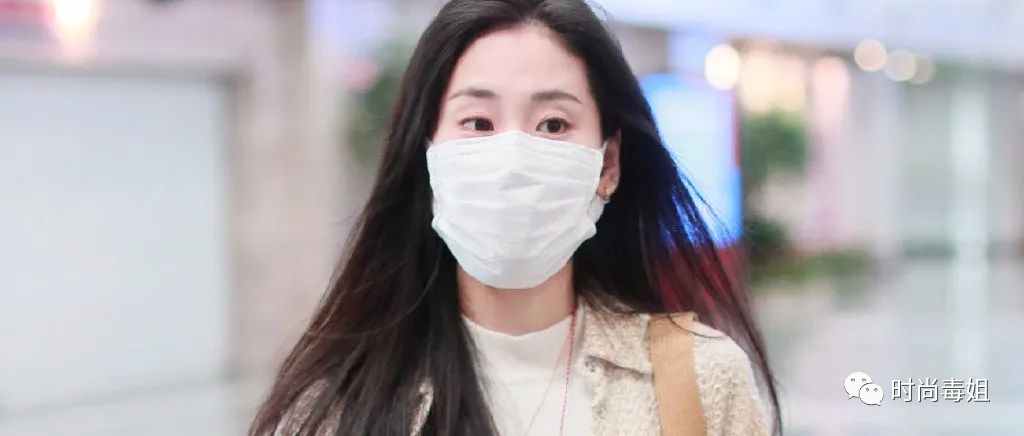 张碧晨真是“豪放不羁”，穿开衫牛仔裤超接地气，唯有鞋子成亮点