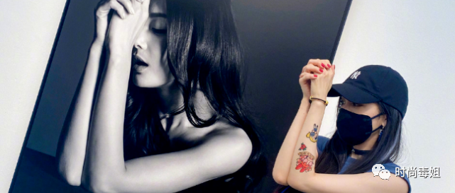 杨幂逛画展模仿式拍照，手臂纹身贴太抢镜，私服打扮气质好