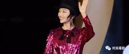 穿对衣服的周冬雨秒变小仙女！花边连身裙搭配报童帽，俏皮又高级