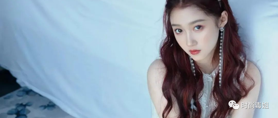 关晓彤大红色发型太绝，穿无袖衫搭配百褶裙，白皙大长腿惹人羡