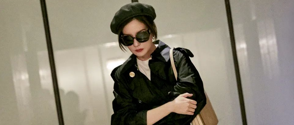 赵薇风衣配皮裤又帅又美，衣品终于配得上脸了