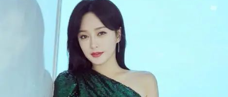 秦岚气质真不错，亮片裙穿出时尚感，精致造型大方减龄