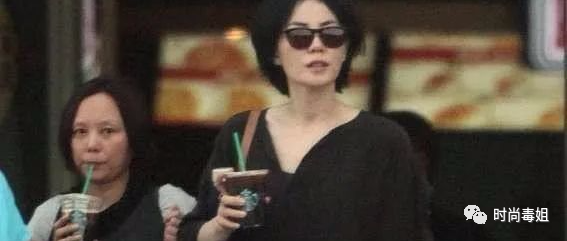 王菲的高级气质真藏不住，穿黑色睡裙也低调不起来，走路都带风