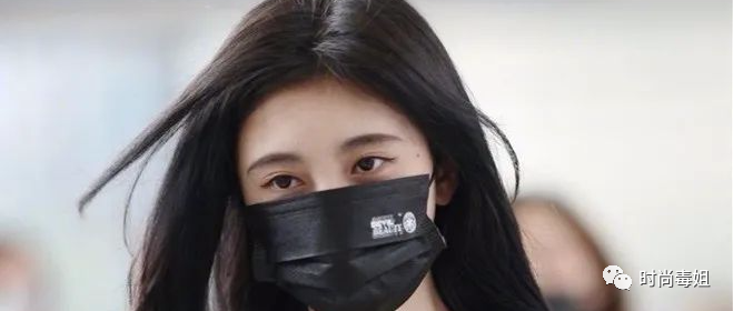 鞠婧祎真大胆，穿花抹胸现身，网友：这衣服送我也不要