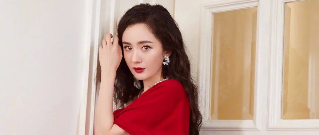 带货女王杨幂时尚造型，拼接风衣手持玫瑰，完美诠释女性魅力！