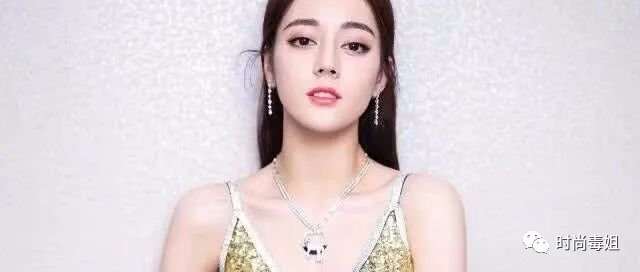 迪丽热巴露胸那才叫真正的时尚，露背什么的都弱爆了！