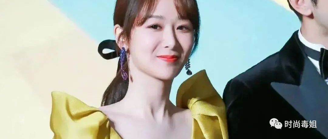 女大十八变，杨紫越大越性感，穿深V礼服，网友们快顶不住了