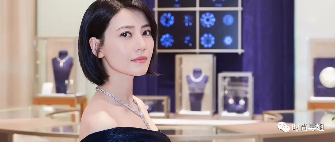 高圆圆短发好迷人，抹胸裙惊艳全场，网友：气质女神实至名归