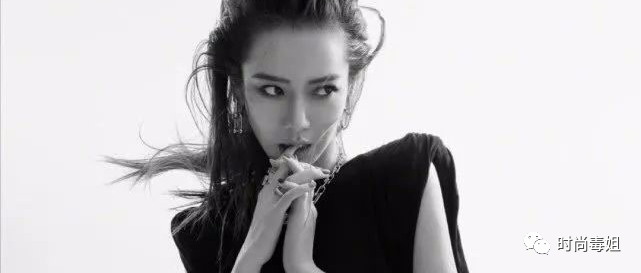 “辣妈”戚薇时尚感太强“玄色”连衣裙配湿发背头，摩登范儿太足