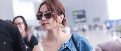 被蔡依林征服，硬把普通牛仔衣穿成性感V领，网友：一般人学不来