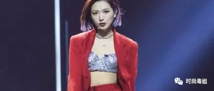 39岁万茜罕见“真空装”，亮片内衣搭西装真惹眼，平板身材也高级