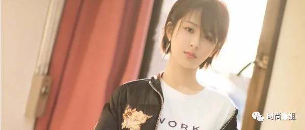 90后杨紫早就不露脚踝了，靠一双“尺子鞋”，让人移不开眼