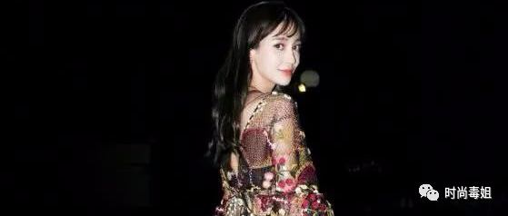 杨颖太大胆了，裙身都是清凉的“渔网”，竟意外地时尚