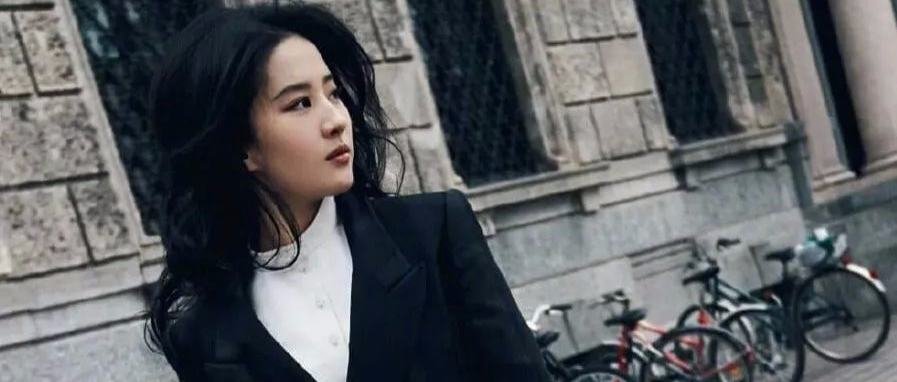 刘亦菲穿印花装扮，时尚优雅，井柏然演绎至简主义穿搭，帅气有型