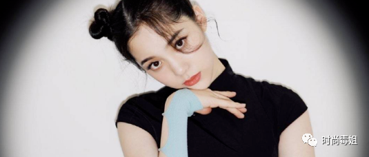 20岁的欧阳娜娜女人味十足！穿旗袍秀凹凸身材，戴破洞手套真个性