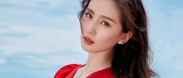 刘诗诗沙滩照好惊艳，身穿红色雪纺连衣裙，美成一道亮丽的风景线