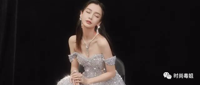 杨颖活动礼服造型大赏，银色抹胸裙仙气十足，黑色长摆裙霸道冷艳