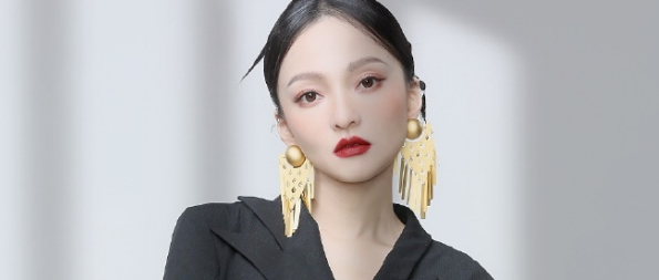 张韶涵拍照玩起暗黑风，躲角落里当天使，没想到“魔鬼趾甲”亮了