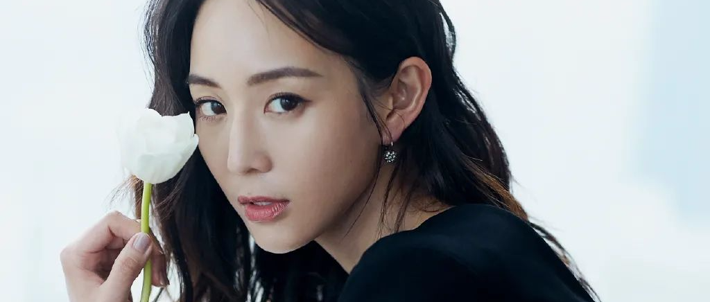 36岁张钧甯终于高调了，穿黑色包臀裙秀“竹竿腿”，这身材绝了！