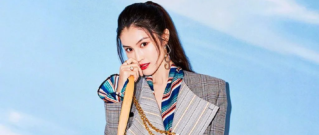 超模何穗时尚造型，气质清新甜美，简约大方，堪称行走的衣架子!