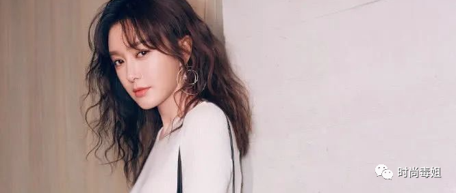 秦岚太有心机了，坐在“象棋”上面，难怪非要穿着“棋盘裙”