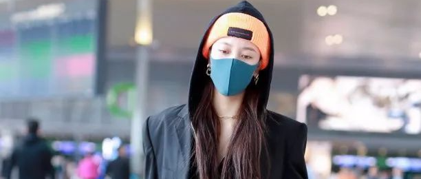 别看宋妍霏瘦，她穿一件两头拉链的外套被崩成露腰装，身材超好