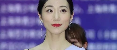 韩雪秀出时尚美照，身着黑色单肩礼服，气质高贵优雅端庄！