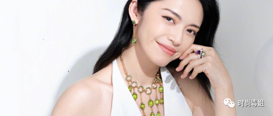 姚晨挑战“开胃”礼裙，大背头造型秀优越骨相，被粉丝赞身材好