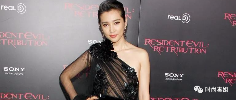 李冰冰真敢穿，透视纱裙惊艳全场，网友：都不好意思看了