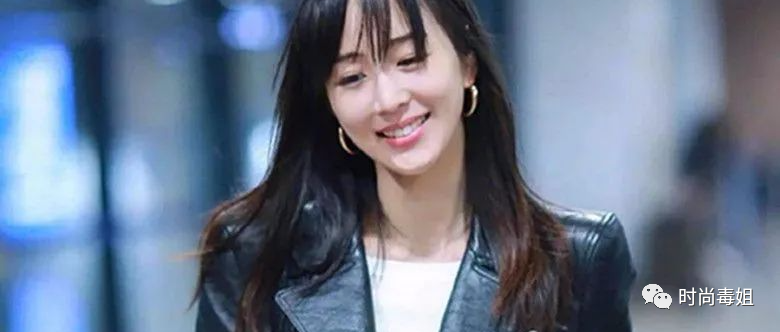 张钧甯穿机车皮衣现身，淡妆而且不是“美颜照”颜值一样“抗打”