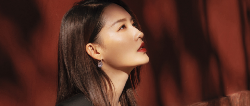 李沁化身森系少女，承包美背和天鹅颈，网友：是在拿“毁容”拍照