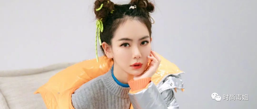 谁说冬天不可以穿裙子？看戚薇3套裙装造型，性感又保暖