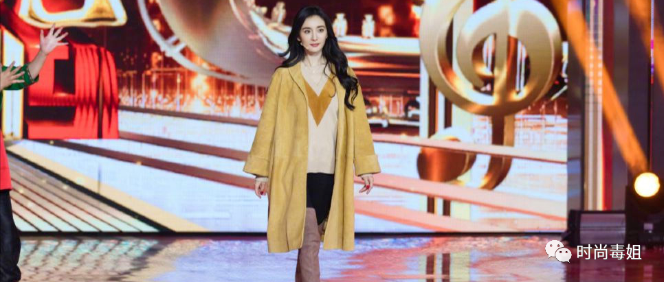 杨幂穿xs码裤子还能在外面套进长筒靴，在她面前，谁还敢吹腿？