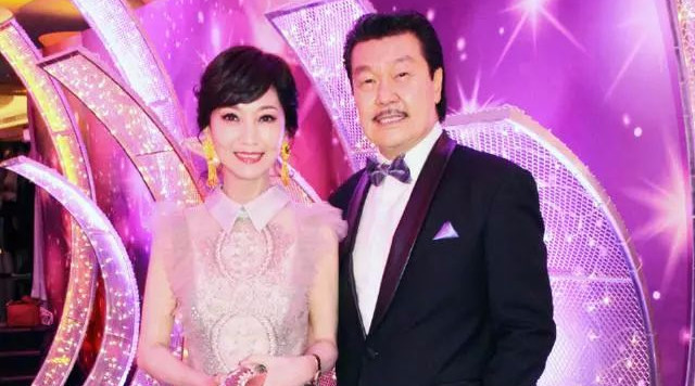 郑少秋老婆和赵雅芝老公对比,这差距还真大,网友:他俩最般配