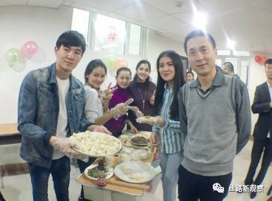 中亚留学生在新疆师范大学“包饺子” 体验舌尖上的快乐