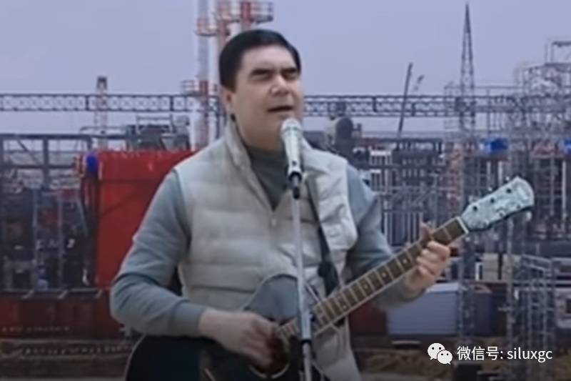 土库曼斯坦总统为建筑工人演唱自创歌曲