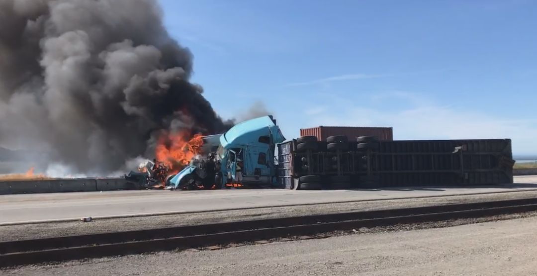 恐怖! 大温两大卡车惨烈相撞 爆炸起火 37岁亚裔司机被活活烧死!
