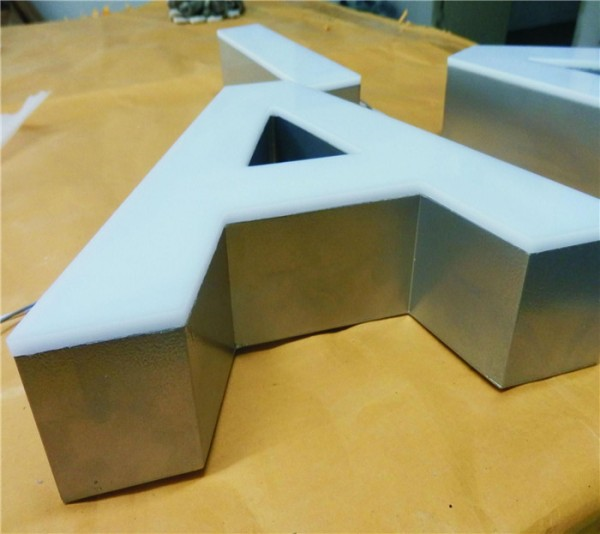 （广告招牌做什么字）什么是铝边无边字？